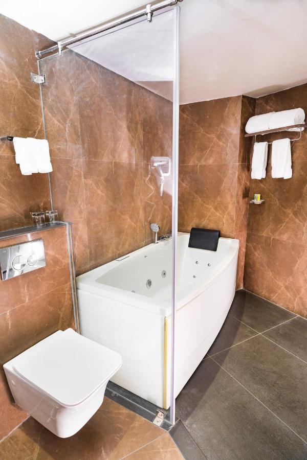Marine Inn Hotel Kochi Ngoại thất bức ảnh
